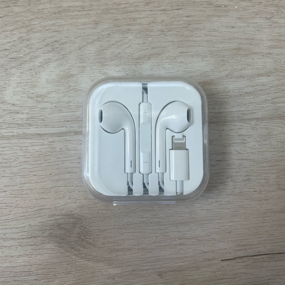 Wired Earbuds with Lightning Connector